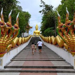 Los visitantes suben las escaleras que conducen a la estatua del Gran Buda en el templo Wat Phra Yai en Pattaya. | Foto:Mladen Antonov / AFP