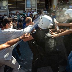 La gente choca con la policía turca antes del funeral del abogado turco Ebru Timtik en el distrito de Gazi de Estambul. - Un abogado turco que buscaba un juicio justo después de ser acusado de pertenencia a una organización terrorista murió en un hospital de Estambul el el día 238 de su huelga de hambre. | Foto:Yasin Akgul / AFP