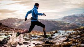 Al correr sobre terrenos irregulares, los gemelos y tobillos reciben una exigencia mayor para mantener el equilibrio.