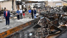 El presidente de Estados Unidos, Donald Trump, recorre un área afectada por disturbios civiles en Kenosha, Wisconsin.