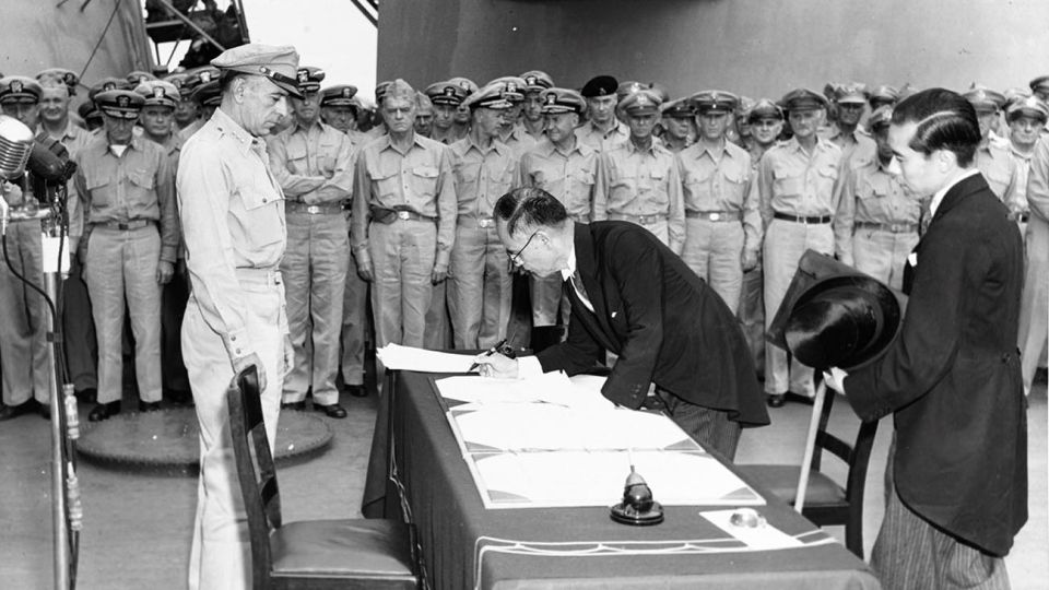 Un día como hoy, 2 de septiembre de 1945, los representantes del Imperio de Japón firmaban el Acta de su Rendición en la Segunda Guerra Mundial -ocurrida el 15 de agosto- en la Bahía de Tokio a bordo del URSS Missouri