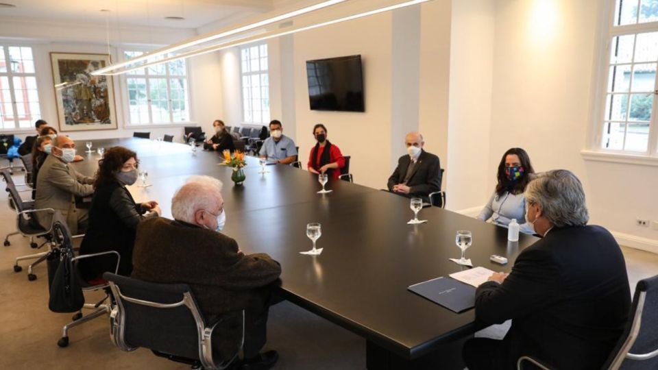 Alberto Fernández se reunió con un grupo de terapistas y trabajadores de la salud.
