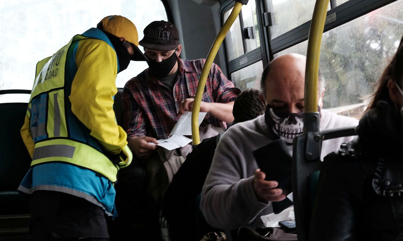 Control de pasajeros en el transporte público en tiempos de coronavirus.