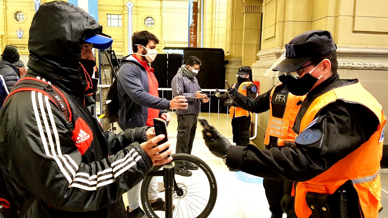 Control de pasajeros en el transporte público en tiempos de coronavirus.