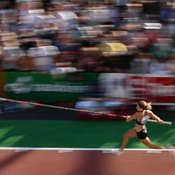 La francesa Marion Lotout compite durante un evento callejero de exhibición de salto con pértiga para mujeres de la reunión de atletismo de la Liga Diamante Athletissima en Lausana.  | Foto:Fabrice Coffrini / AFP