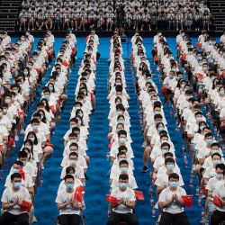Los estudiantes de la Universidad de Ciencia y Tecnología de Huazhong asisten a una ceremonia de graduación en un gimnasio en Wuhan, en la provincia central de Hubei, China. | Foto:STR / AFP