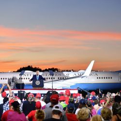 El presidente de los Estados Unidos, Donald Trump, se dirige a los partidarios durante un evento de campaña en el Aeropuerto Regional Arnold Palmer en Latrobe, Pensilvania. | Foto:MANDEL NGAN / AFP