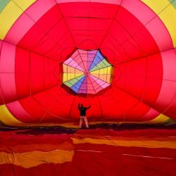 Inglaterra, Bristol: un piloto comprueba el aparejo dentro de un globo aerostático antes de un vuelo sobre Bristol como parte de la Sky Orchestra, creada por el artista Luke Jerram. La orquesta está formada por siete globos aerostáticos, cada uno con altavoces conectados, que vuelan por la ciudad mientras tocan un elemento diferente de una partitura musical. | Foto:Ben Birchall / PA Wire / DPA