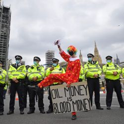Un activista disfrazado de payaso participa en una protesta del grupo de cambio climático Extinction Rebellion, en la calle de las Casas del Parlamento en el centro de Londres en el tercer día de su nueva serie de 'rebeliones masivas'. | Foto:JUSTIN TALLIS / AFP