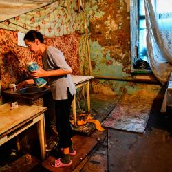 Una mujer cocina en una cocina común en un dormitorio para los trabajadores de la fábrica textil Proletarka en la ciudad de Tver, a 200 kilómetros al noroeste de Moscú. | Foto:Alexander Nemenov / AFP