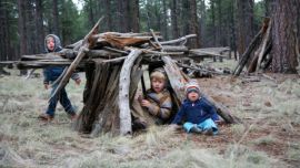 El entorno les ofrece recursos didácticos ilimitados: árboles, piedras, tierra, animales, etc.