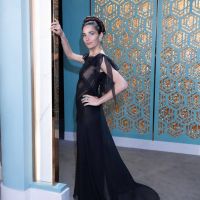 Juana Viale impactó con su look "total black" y transparencias en La noche de Mirtha