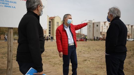 NUEVA NORMALIDAD. Schiaretti en los barrios junto a Llaryora y el ministro López. La agenda postpandemia del gobernador lo volverá a poner en el territorio.