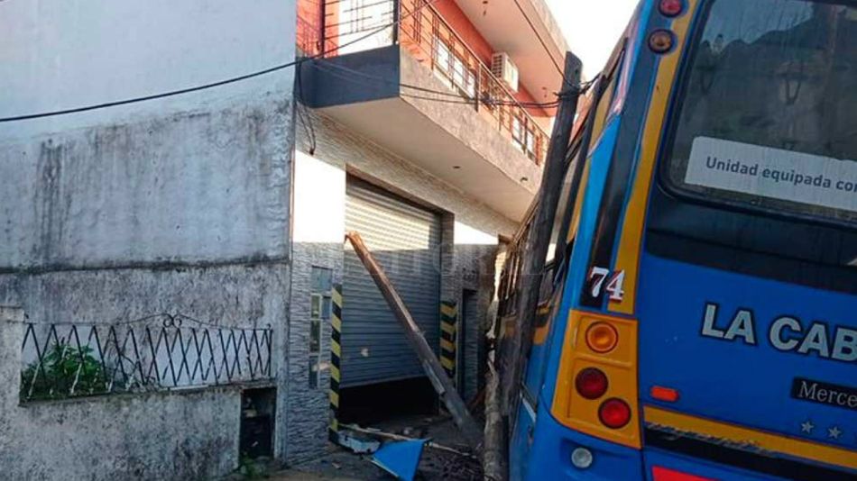 El colectivo que manejaba un ladrón, chocado contra una casa en San Justo.