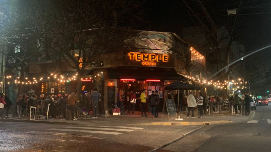 Gente en un bar del barrio porteño de Palermo.