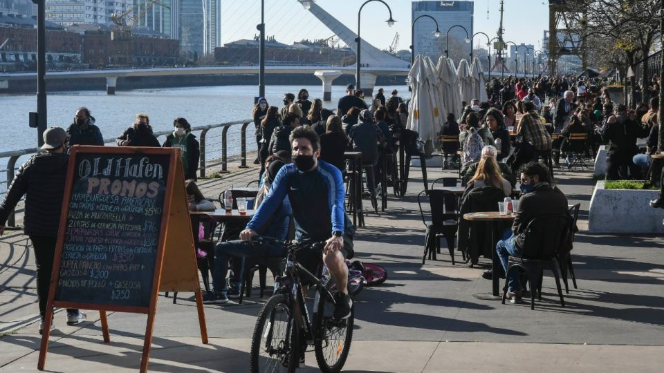 La apertura de bares y restaurantes porteños generó críticas de infectólogos y del Gobierno nacional.