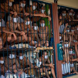 Integrantes de las pandillas MS-13 y 18 permanecen en una celda hacinada en la cárcel de Quezaltepeque, en Quezaltepeque, El Salvador. | Foto:Yuri Cortez / AFP