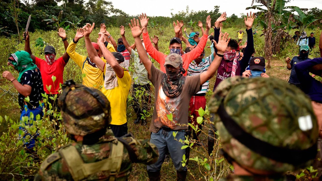 Los cocaleros levantan la mano en protesta contra la erradicación de cultivos ilícitos ordenada por el gobierno colombiano mientras soldados llevan a cabo la sexta fase de la Campaña Artemisa para combatir la deforestación en los departamentos amazónicos del sureste de Colombia, en el Parque Nacional Natural de La Macarena, Meta Departamento, Colombia. | Foto:Raúl Arboleda / AFP