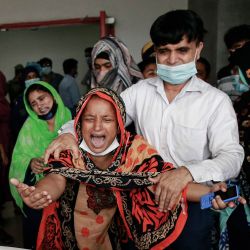 Bangladesh, Dhaka: familiares de las víctimas lloran en un hospital, después de una presunta explosión de gas e incendio en una mezquita en Narayanganj, cerca de la ciudad capital de Dhaka. | Foto:Suvra Kanti Das / ZUMA Wire / DPA