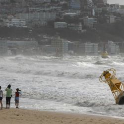 Una vista general muestra una boya que se soltó durante el fuerte oleaje provocado por el tifón Maysak durante la noche en la playa de Haeundae en Busan. | Foto:Ed Jones / AFP