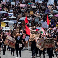 Las personas protestan contra los feminicidios durante una marcha también convocada en rechazo a las políticas de austeridad impulsadas por el gobierno para contener el gasto público en medio de la pandemia del nuevo coronavirus COVID-19, en San José. | Foto:Ezequiel Becerra / AFP
