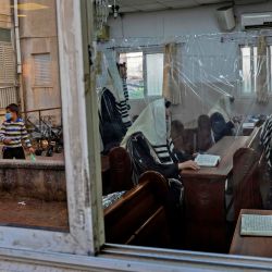 Los judíos ultraortodoxos son retratados rezando afuera en una sinagoga dividida con láminas de plástico en la ciudad religiosa israelí de Bnei Brak, cerca de Tel Aviv, en medio de las medidas implementadas por las autoridades israelíes en un intento por detener la propagación del Covid-19. | Foto:MENAHEM KAHANA / AFP