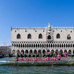 Una tripulación de remeros compuesta exclusivamente por mujeres participa en la Regata Histórica de barcos y góndolas tradicionales anuales que pasa por el Palacio Ducal y el Campanario en Venecia el durante la infección por COVID-19, causada por el nuevo coronavirus. | Foto:Alberto Pizzoli / AFP
