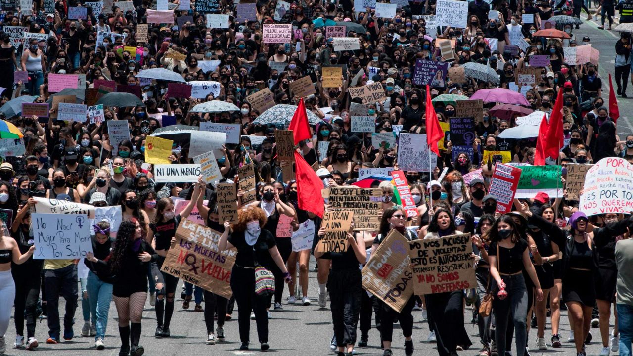 Las personas protestan contra los feminicidios durante una marcha también convocada en rechazo a las políticas de austeridad impulsadas por el gobierno para contener el gasto público en medio de la pandemia del nuevo coronavirus COVID-19, en San José. | Foto:Ezequiel Becerra / AFP