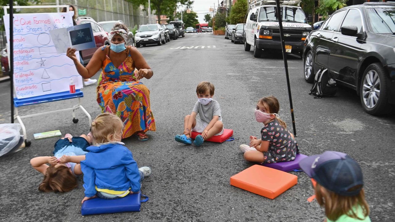 Un maestro imparte una lección con los estudiantes durante una demostración de aprendizaje al aire libre para las escuelas de la ciudad de Nueva York frente a la escuela pública Patrick F. Daly (P.S.15) en el distrito de Brooklyn de la ciudad de Nueva York. | Foto:Angela Weiss / AFP