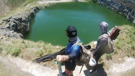 Un grupo de pescadores rescató carpas que estaban agonizando en una cantera de Olavarría.