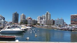 Las amarras en Punta del Este están colmadas, muchas embarcaciones pertenecen a argentinos.