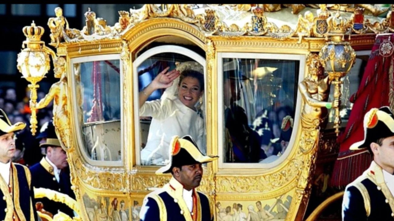 Máxima el día de su boda, a bordo del "carruaje dorado", hoy centro de críticas por su decoración esclavista.