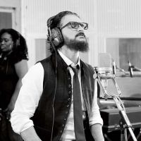 ARJONA: CANTAUTOR Y BARBERO