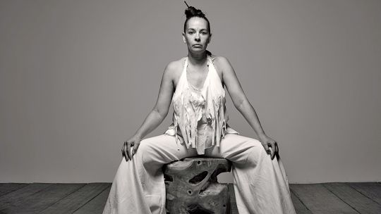 Descubrí el universo de Mono Giraud, una diseñadora singular que trabaja en un galpón en Palermo