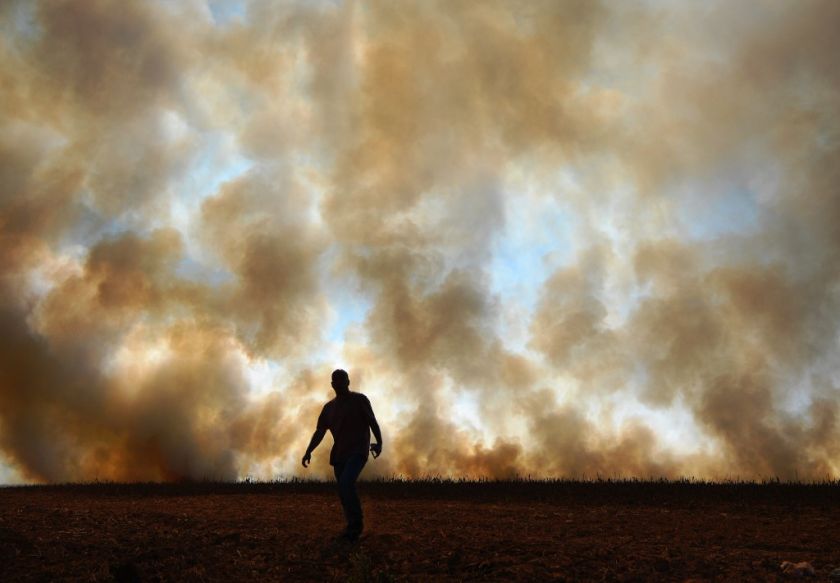 Un hombre frente a un incendio en la región amazónica de Mato Grosso