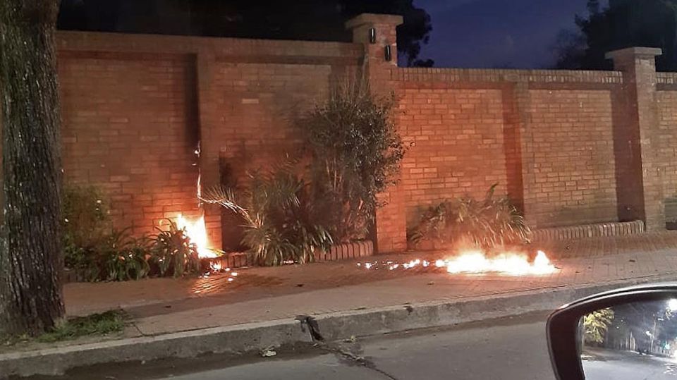 El hecho ocurrió cerca de las las 6.30 sobre uno de los paredones de la residencia presidencial.