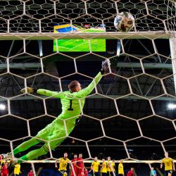 El delantero portugués Cristiano Ronaldo anota un tiro libre sobre el portero sueco Robin Olsen, su gol número 100 para Portugal, durante el partido de fútbol de la UEFA Nations League entre Suecia y Portugal en Solna, Suecia. | Foto:Jonathan Nackstrand / AFP