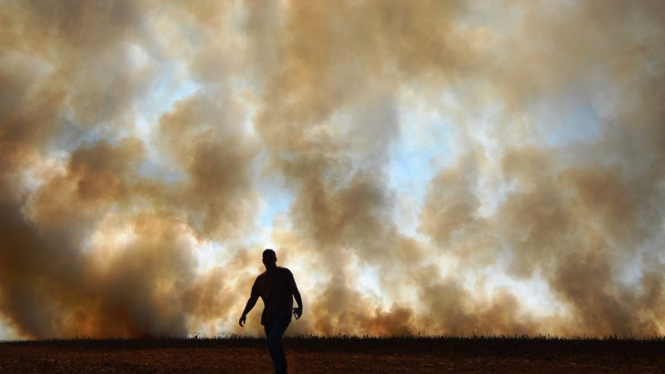 Un hombre frente a un incendio en la región amazónica de Mato Grosso.