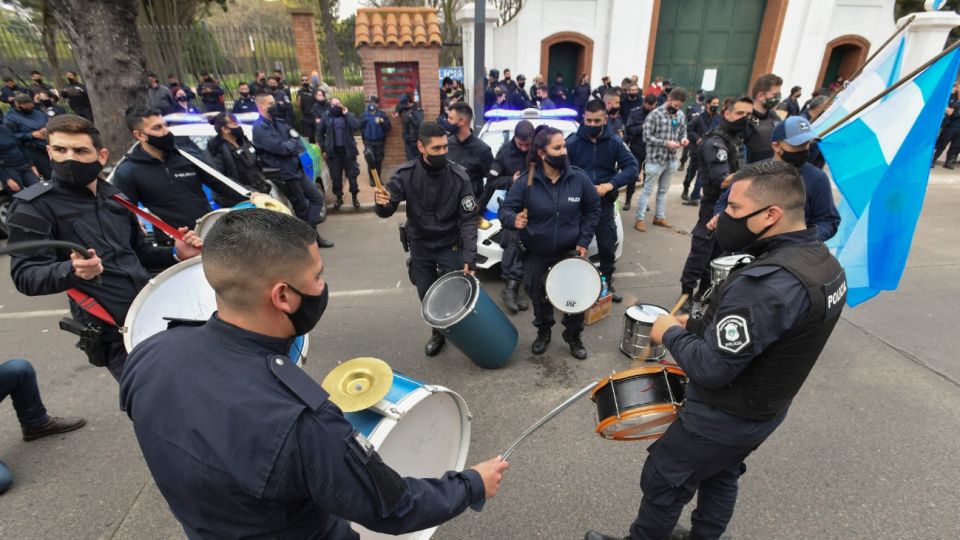 La Policía Bonaerense reclama en la Quinta de Olivos.