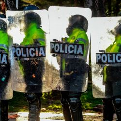 La policía antidisturbios monta guardia durante una protesta contra la muerte de un abogado bajo custodia policial, en Bogotá. | Foto:Juan Barreto / AFP
