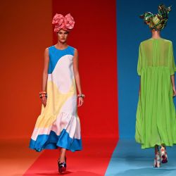 Modelos presentan creaciones de la colección Primavera / Verano 2021 de la diseñadora española Agatha Ruiz de la Prada durante la Mercedes Benz Fashion Week en Madrid. | Foto:Gabriel Bouys / AFP