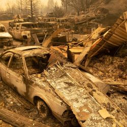 Vehículos quemados arden sin llama en una residencia durante el incendio de Creek en un área no incorporada del condado de Fresno, California. | Foto:JOSH EDELSON / AFP