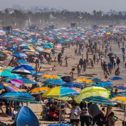 La gente se reúne en la playa el segundo día del fin de semana del Día del Trabajo en medio de una ola de calor en Santa Mónica, California. | Foto:Apu Gomes / AFP