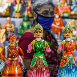 Una mujer pasa junto a ídolos que representan deidades y personajes de la mitología hindú utilizados como decoración durante el festival Navaratri (nueve noches), en Chennai. | Foto:Arun Sankar / AFP