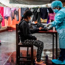 Un médico revisa a un paciente en Chosica, al este de Lima, en medio de la pandemia del nuevo coronavirus COVID-19. | Foto:Ernesto Benavides / AFP