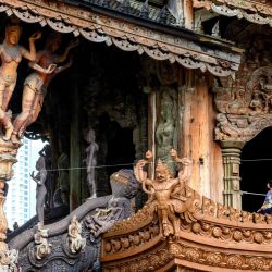 Esta fotografía muestra a los turistas que visitan el templo y museo hindú-budista del Santuario de la Verdad de madera en Pattaya. | Foto:Mladen Antonov / AFP