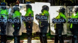 La policía antidisturbios monta guardia durante una protesta contra la muerte de un abogado bajo custodia policial, en Bogotá.