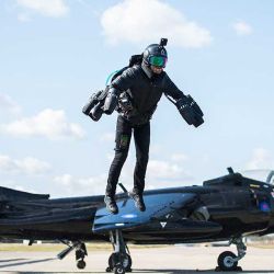 de Gravity Industries, una empresa británica pionera en la aviación individual que creó ese Jet Suit que vemos en la imagen y que tiene diversos usos. 