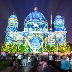 Berlín: luces de colores se muestran en la Catedral de Berlín durante el Festival de las Luces. | Foto:Christophe Gateau / DPA