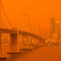 El puente de la bahía de San Francisco y el horizonte de la ciudad están oscurecidos por el humo naranja y la neblina como se ve desde Treasure Island en San Francisco, California. - Más de 300,000 acres están ardiendo en todo el estado del noroeste, incluidos 35 incendios forestales importantes, con un al menos cinco ciudades  | Foto:Brittany Hosea-Small / AFP